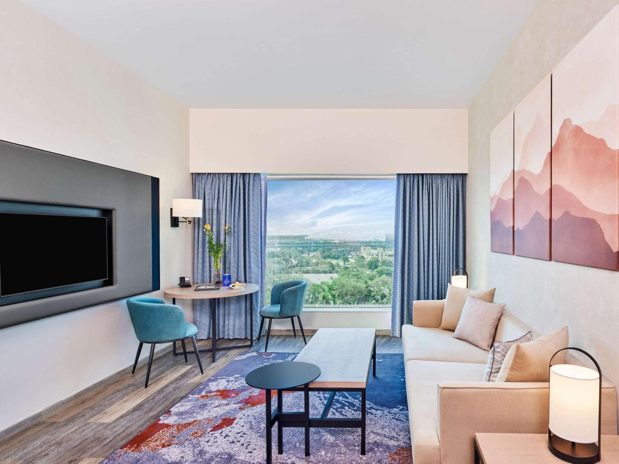 Novotel Mumbai International Airport Экстерьер фото A suite at the hotel