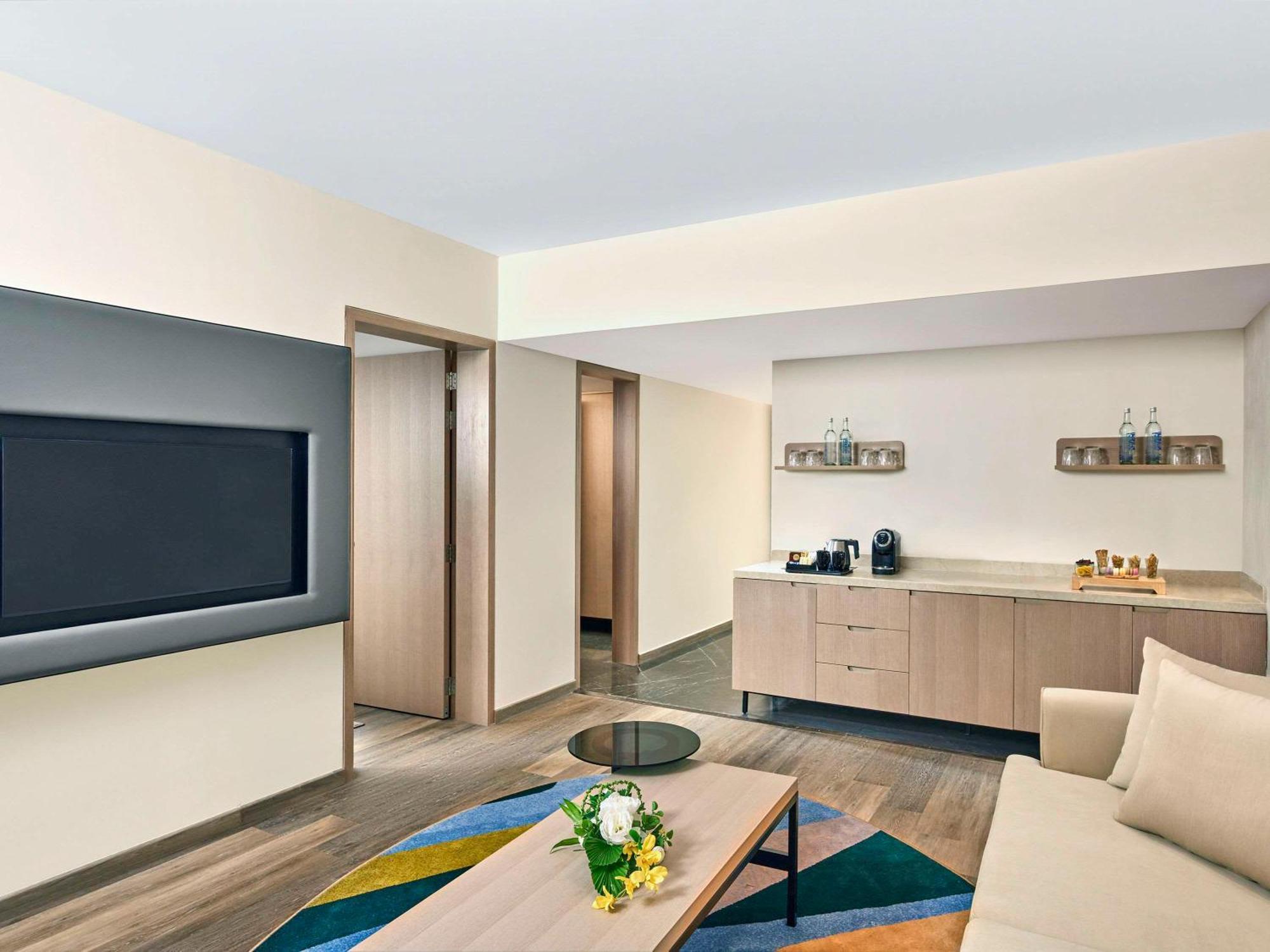 Novotel Mumbai International Airport Экстерьер фото A suite at the hotel