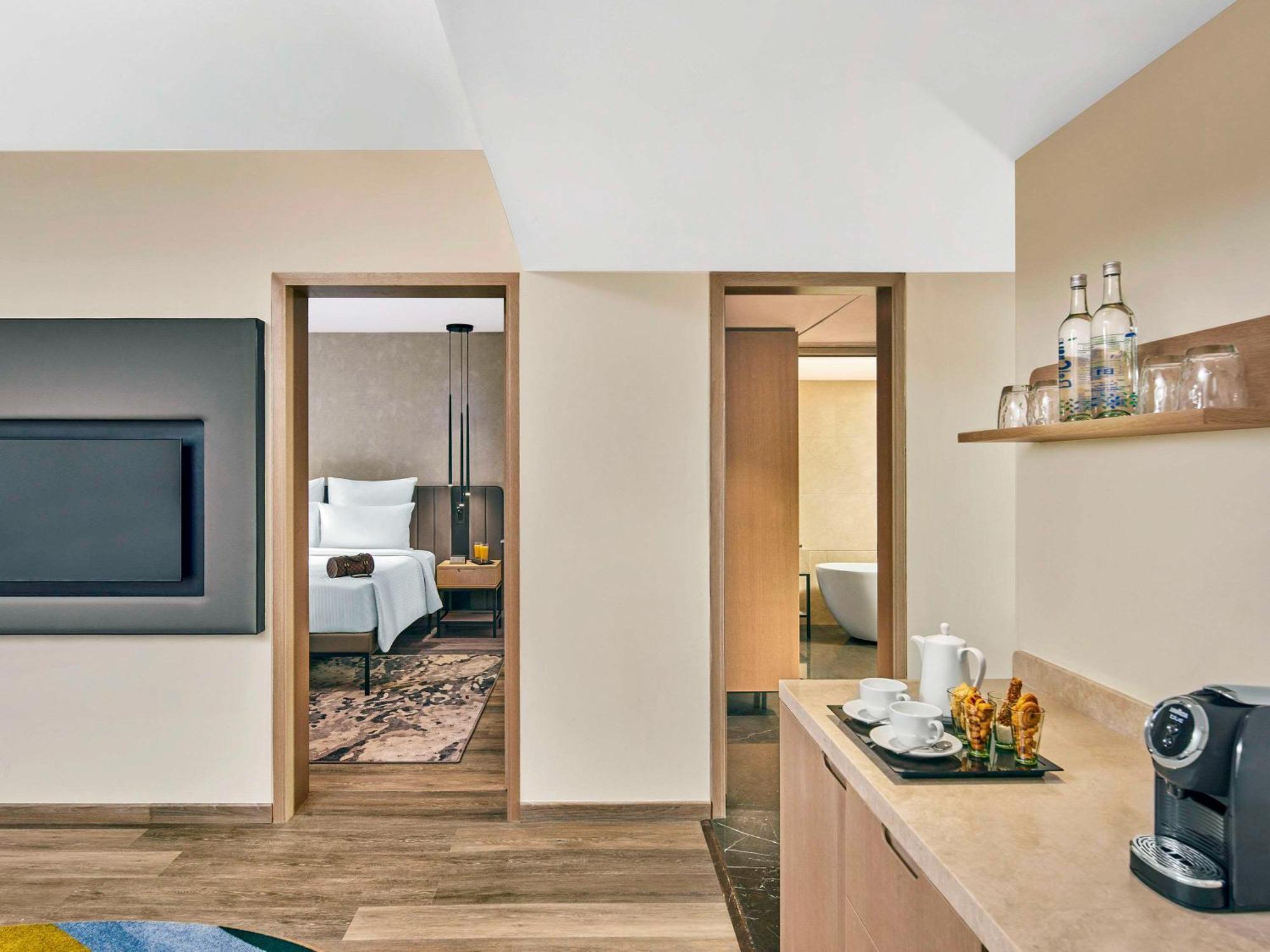 Novotel Mumbai International Airport Экстерьер фото Suite