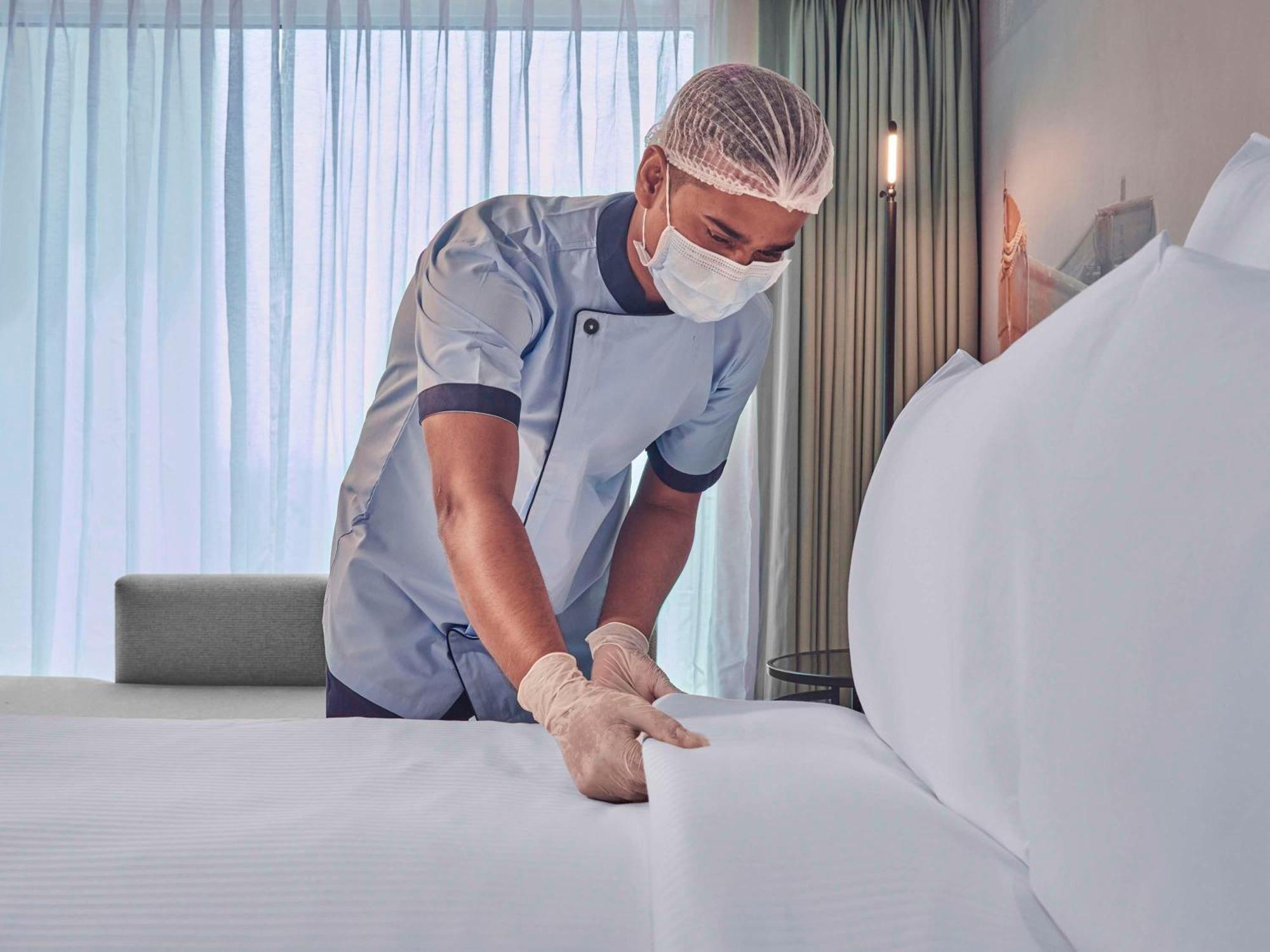 Novotel Mumbai International Airport Экстерьер фото A hotel housekeeper making a bed