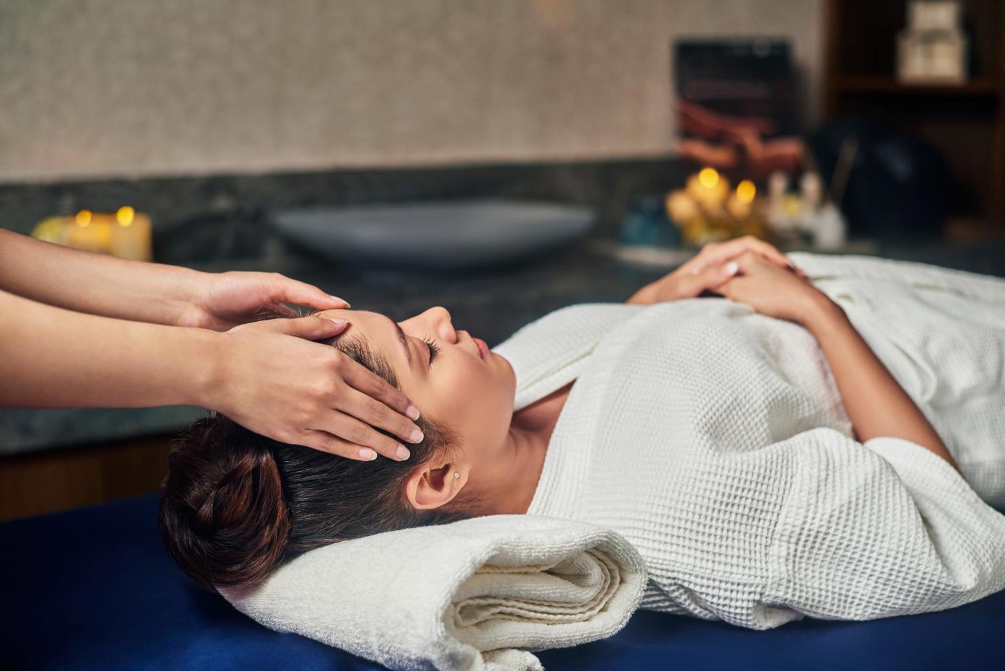 Novotel Mumbai International Airport Экстерьер фото A woman receiving a head massage