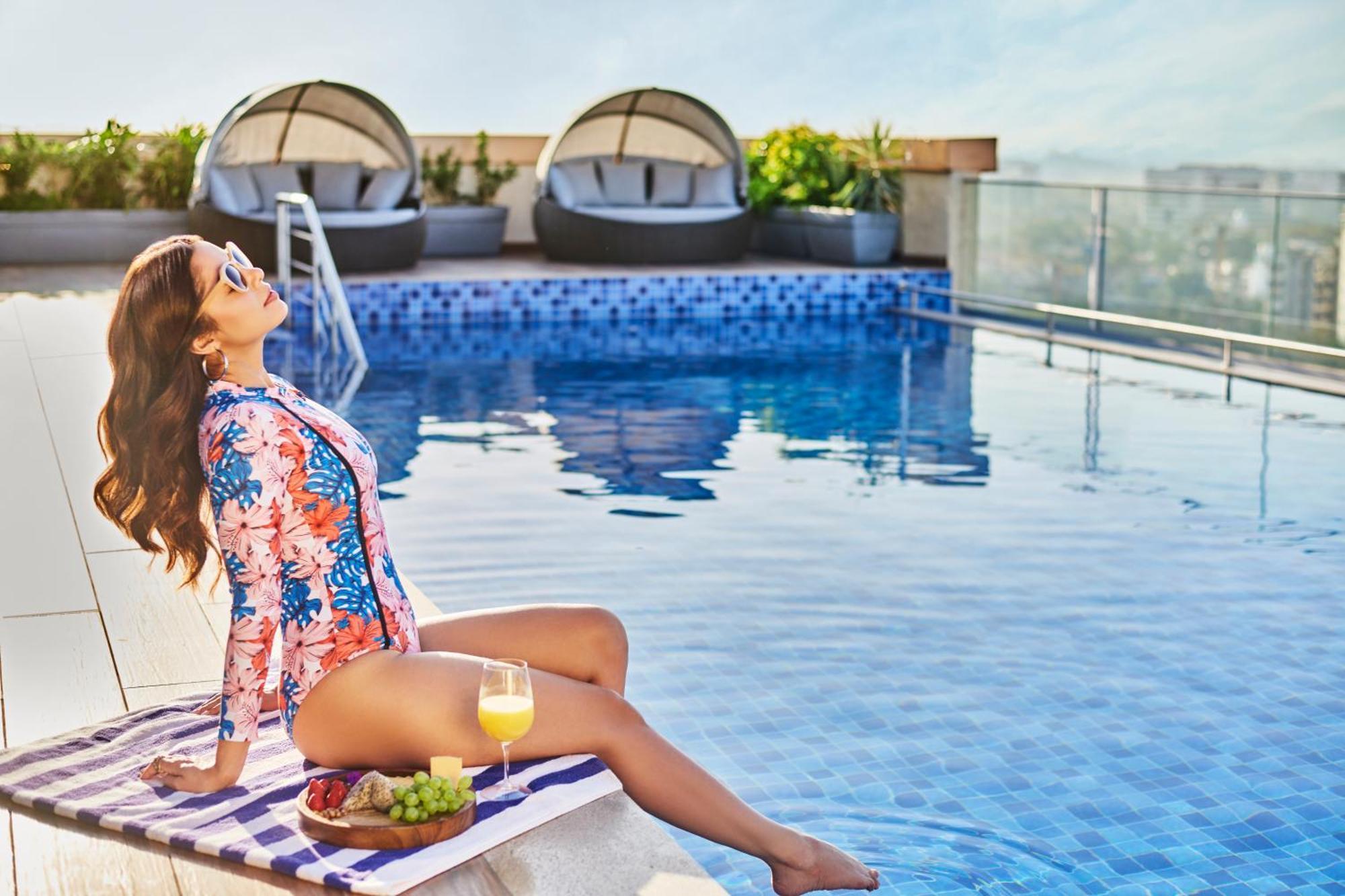 Novotel Mumbai International Airport Экстерьер фото Rooftop pool at the hotel