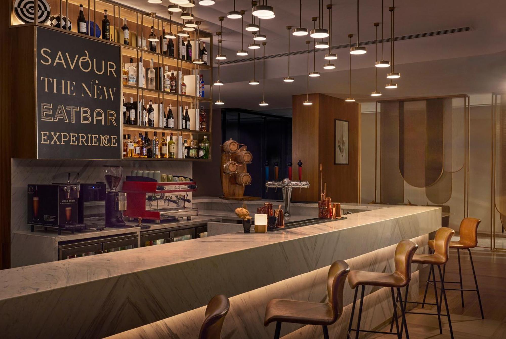 Novotel Mumbai International Airport Экстерьер фото The bar at the hotel