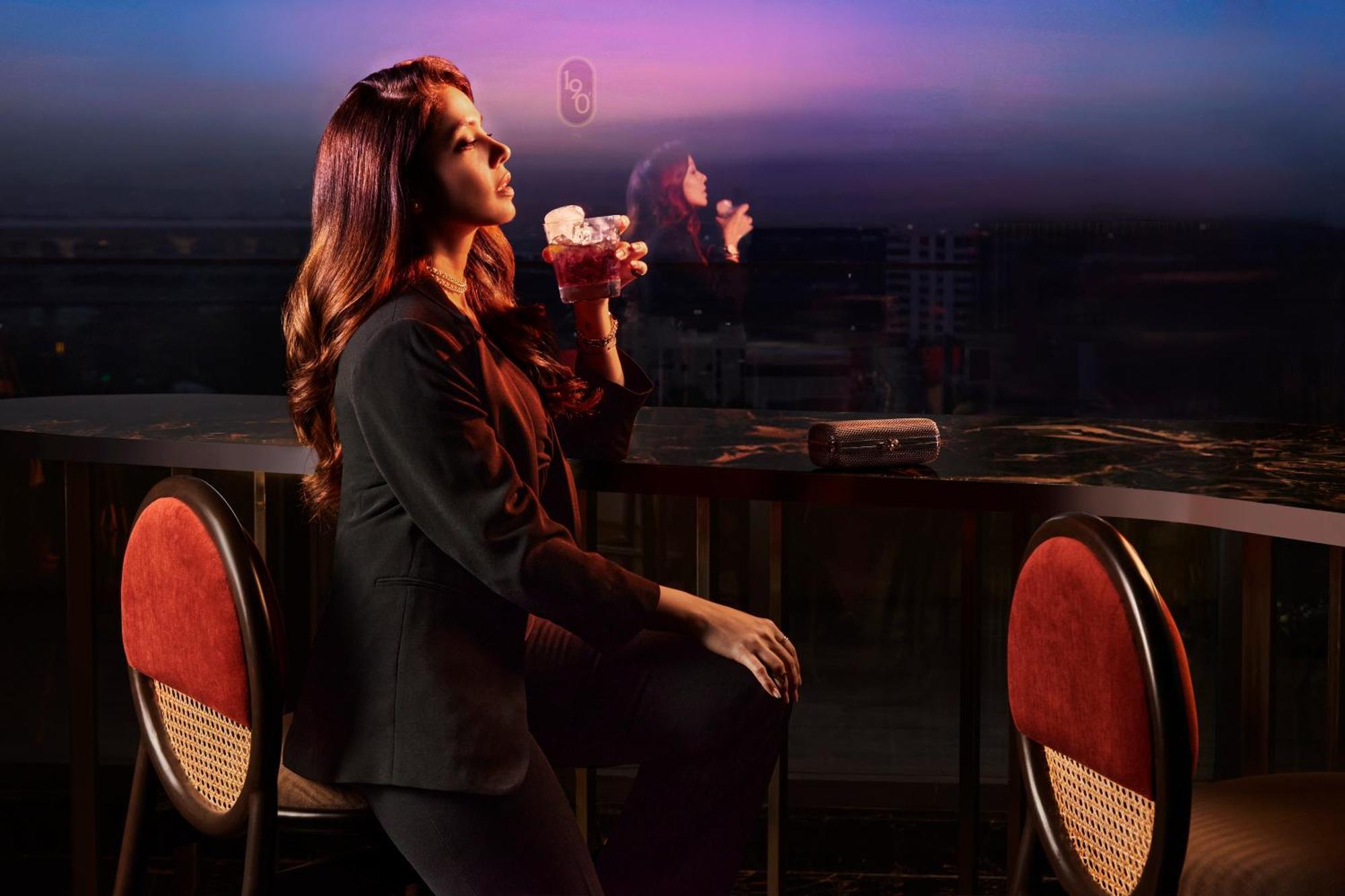 Novotel Mumbai International Airport Экстерьер фото A woman smoking hookah