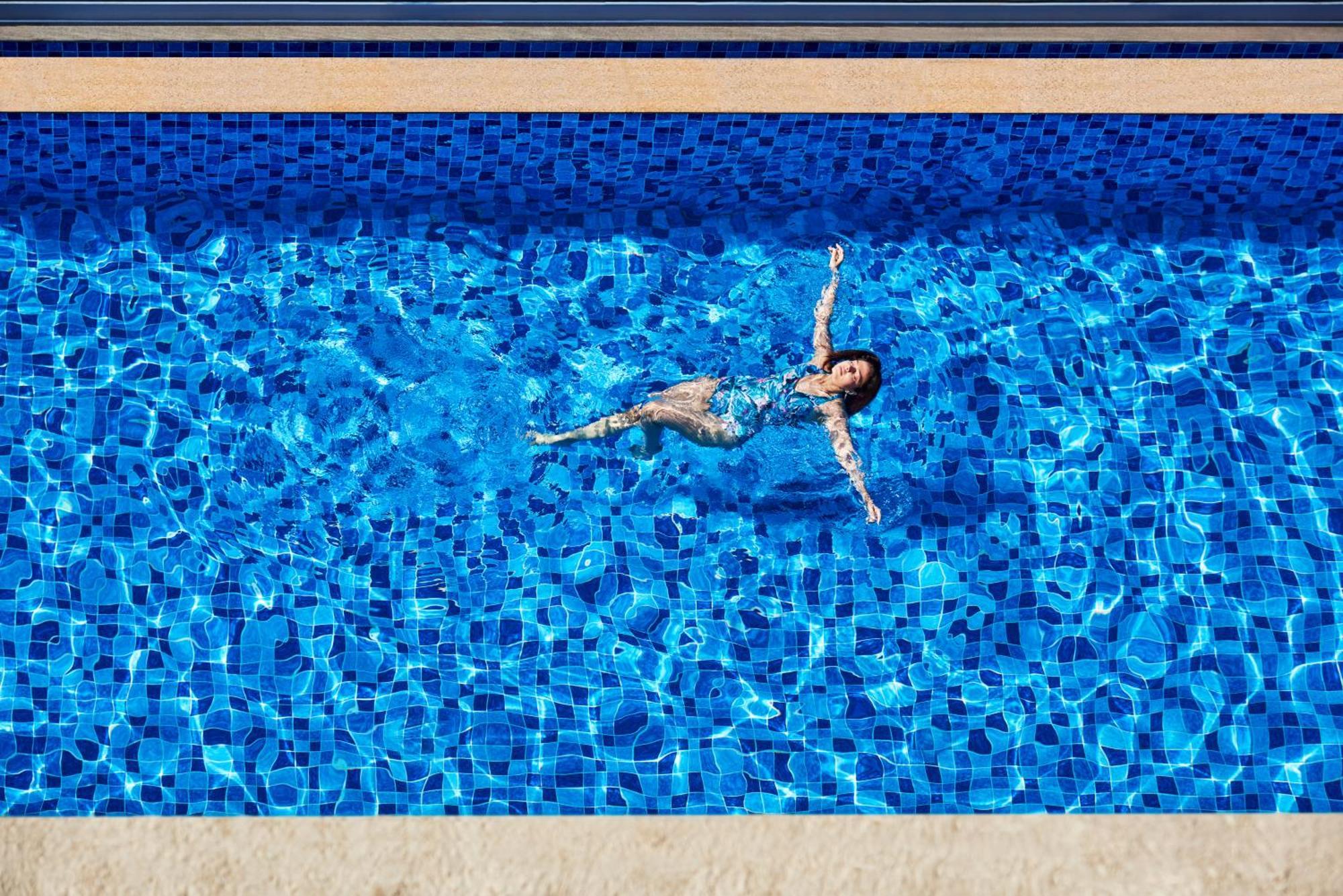 Novotel Mumbai International Airport Экстерьер фото A woman floating in a swimming pool