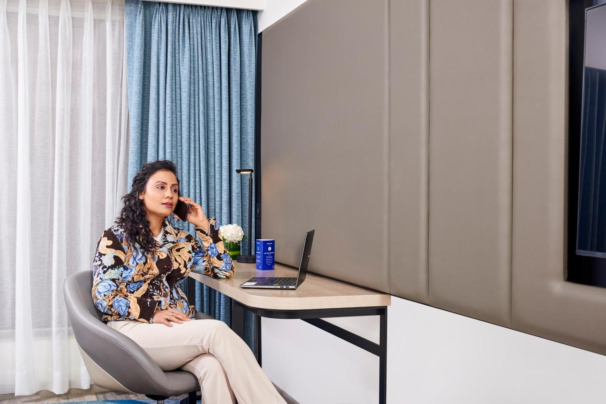 Novotel Mumbai International Airport Экстерьер фото A woman working from home