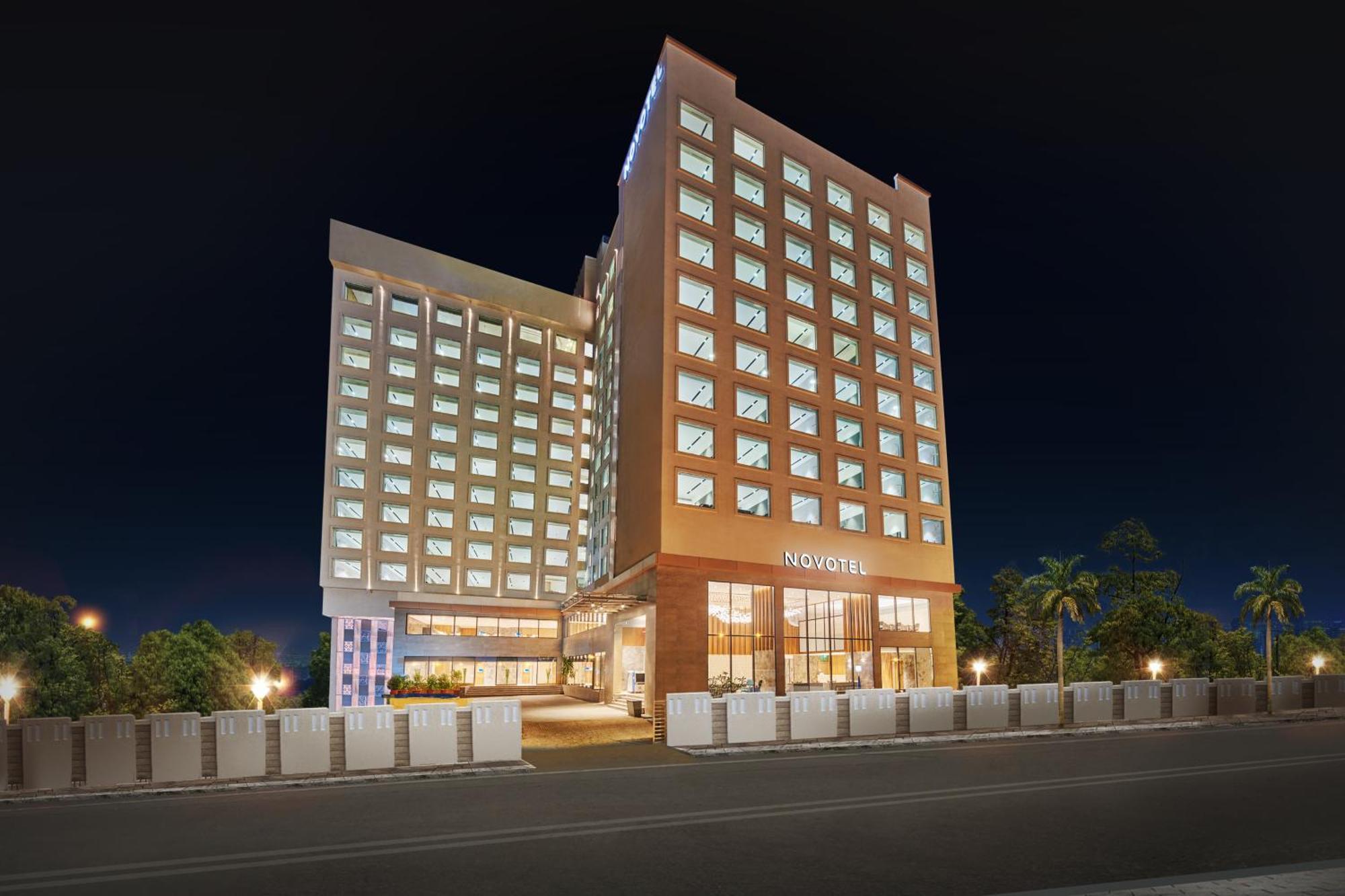 Novotel Mumbai International Airport Экстерьер фото The hotel at night